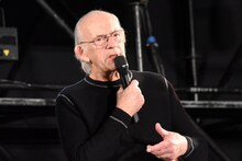 「東京コミコン2025」セレブステージに登壇したクリストファー・ロイド