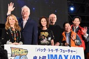 左からリー・トンプソン、トム・ウィルソン、クローディア・ウェルズ、クリストファー・ロイド、三ツ矢雄二、山本耕史