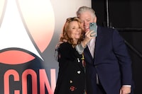 セルフィーを撮るリー・トンプソン（左）とトム・ウィルソン（右）