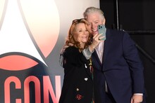 セルフィーを撮るリー・トンプソン（左）とトム・ウィルソン（右）