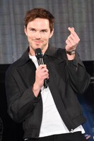 ファンに指ハートを送るニコラス・ホルト