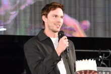 バースデーサプライズを喜ぶニコラス・ホルト