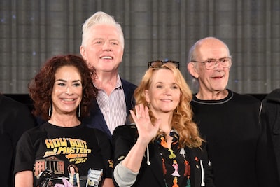 左からクローディア・ウェルズ、トム・ウィルソン、リー・トンプソン、クリストファー・ロイド