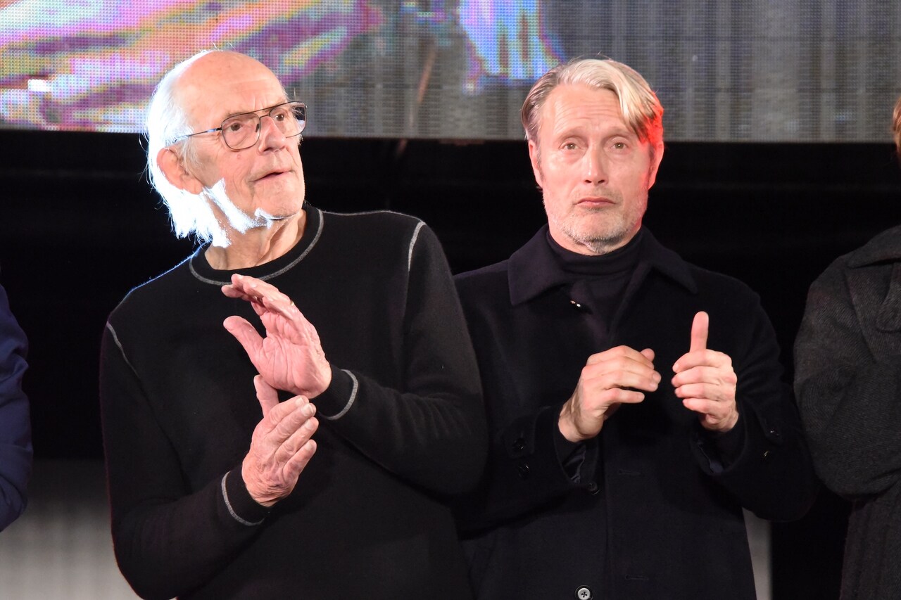 左からクリストファー・ロイド、マッツ・ミケルセン