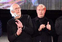 左からクリストファー・ロイド、マッツ・ミケルセン