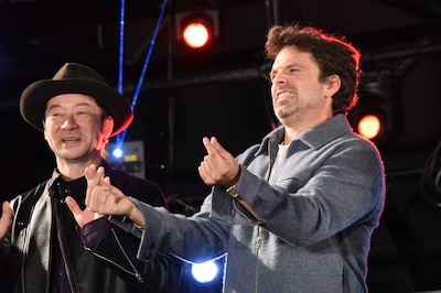 全力でファンに指ハートを送るセバスチャン・スタン（右）