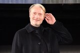 髪を耳にかけるマッツ・ミケルセン