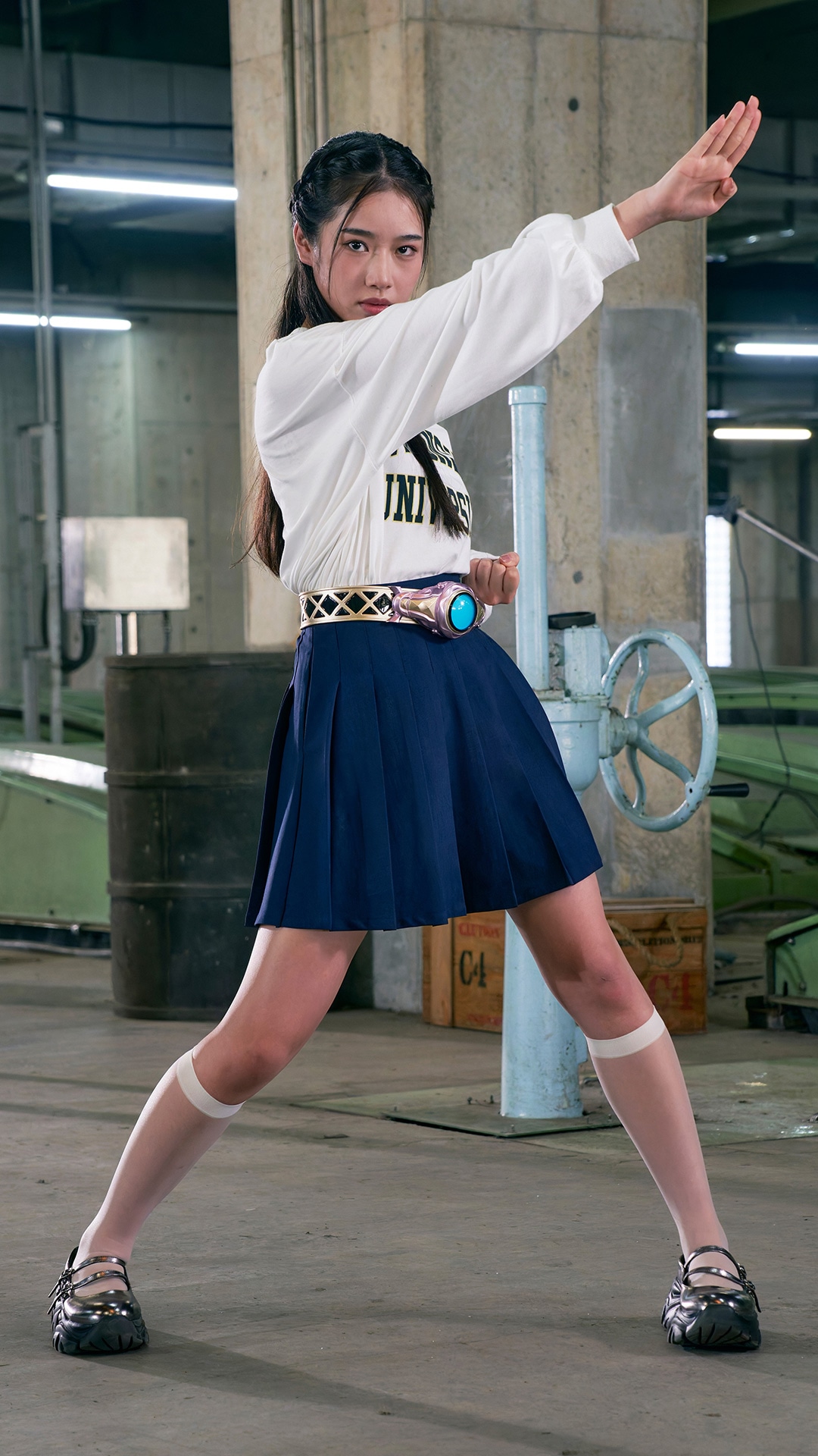 天翔天音演じる三日月ナユタ。“女性版”仮面ライダー1号の仮面ライダーアインズに変身する