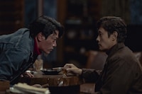 「しあわせな選択」場面写真。イ・ビョンホン演じるマンス（右）とパク・ヒスン扮するソンチュル（左）