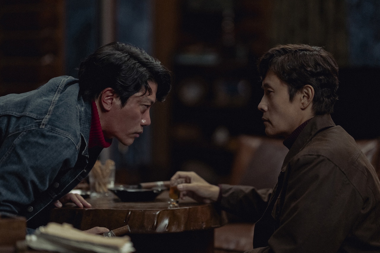 「しあわせな選択」場面写真。イ・ビョンホン演じるマンス（右）とパク・ヒスン扮するソンチュル（左）