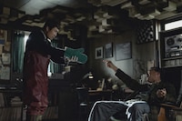 「しあわせな選択」場面写真。イ・ビョンホン演じるマンス（左）とイ・ソンミン扮するボムモ（右）