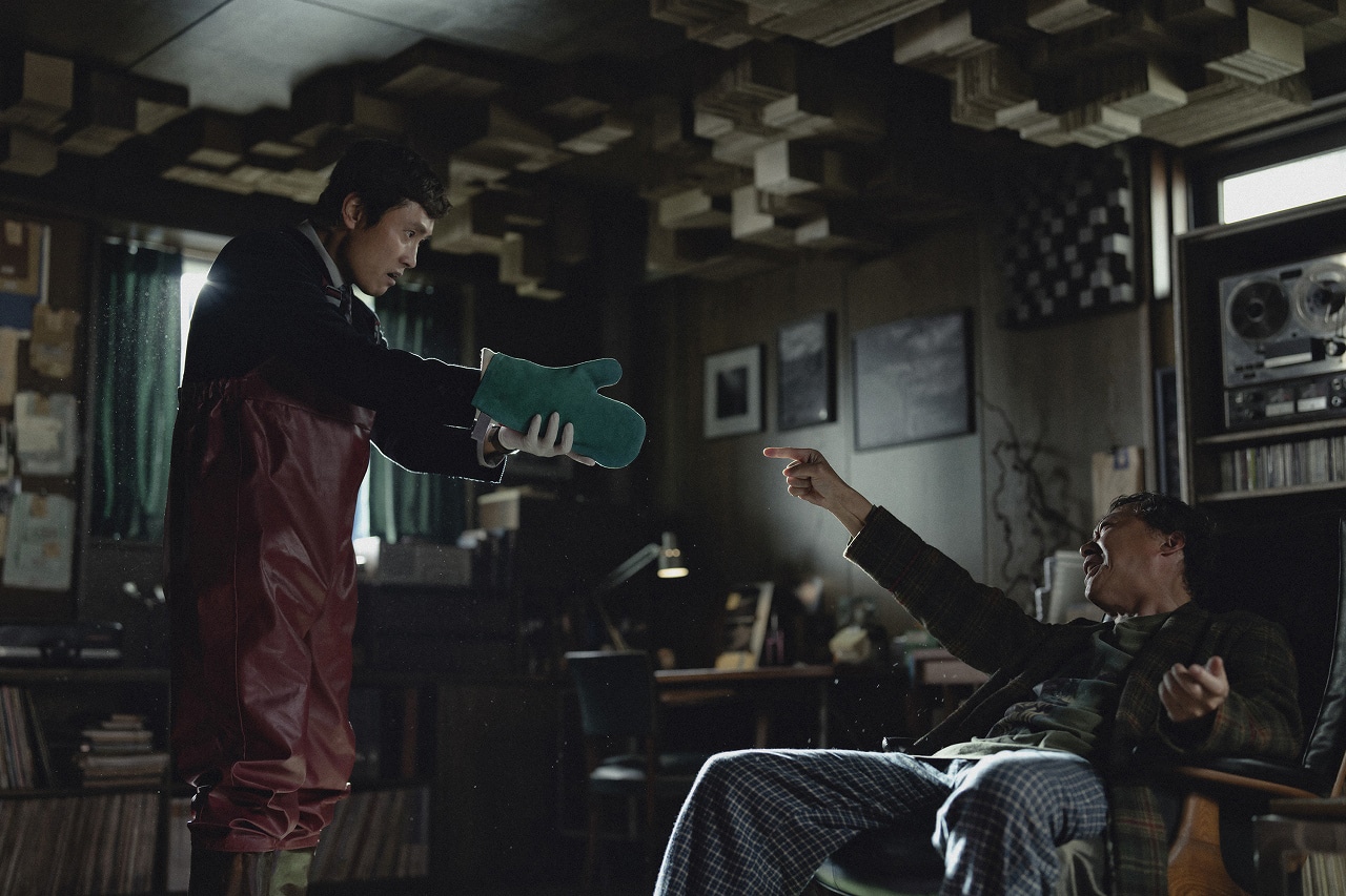 「しあわせな選択」場面写真。イ・ビョンホン演じるマンス（左）とイ・ソンミン扮するボムモ（右）