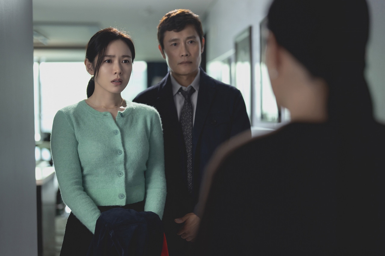 「しあわせな選択」場面写真。イ・ビョンホン演じるマンス（右）とソン・イェジン扮するミリ（左）