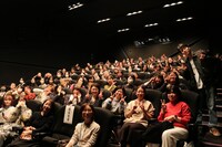 パク・ジョンミン（右）のトークイベントにて、観客との記念写真