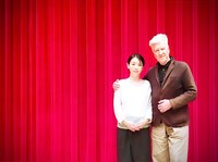 「インランド・エンパイア」にエキストラから見出され“Street Woman”役で出演した裕木奈江（左）と、監督のデヴィッド・リンチ（右）