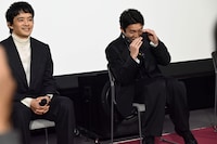 大河ドラマ「豊臣兄弟！」の第1話を鑑賞した際、「恥ずかしくなって小さくなってしまった」と再現する仲野太賀（右）