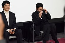 大河ドラマ「豊臣兄弟！」の第1話を鑑賞した際、「恥ずかしくなって小さくなってしまった」と再現する仲野太賀（右）