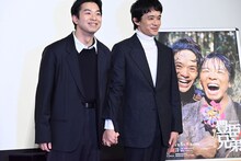 2026年の大河ドラマ「豊臣兄弟！」試写会のフォトセッションにて、仲良く手をつないで登場した仲野太賀（左）と池松壮亮（右）