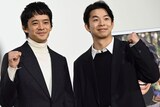 2026年の大河ドラマ「豊臣兄弟！」試写会のフォトセッションにて、ガッツポーズを決める仲野太賀（右）と池松壮亮（左）