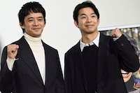 2026年の大河ドラマ「豊臣兄弟！」試写会のフォトセッションにて、ガッツポーズを決める仲野太賀（右）と池松壮亮（左）