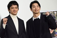 2026年の大河ドラマ「豊臣兄弟！」試写会のフォトセッションにて、ガッツポーズを決める仲野太賀（右）と池松壮亮（左）