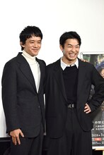 2026年の大河ドラマ「豊臣兄弟！」試写会のフォトセッションにて肩を組む仲野太賀（右）と池松壮亮（左）