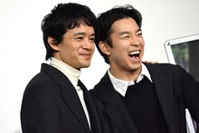 2026年の大河ドラマ「豊臣兄弟！」試写会のフォトセッションにて、カメラマンのリクエストで“大きな笑顔”を見せる仲野太賀（右）と池松壮亮（左）