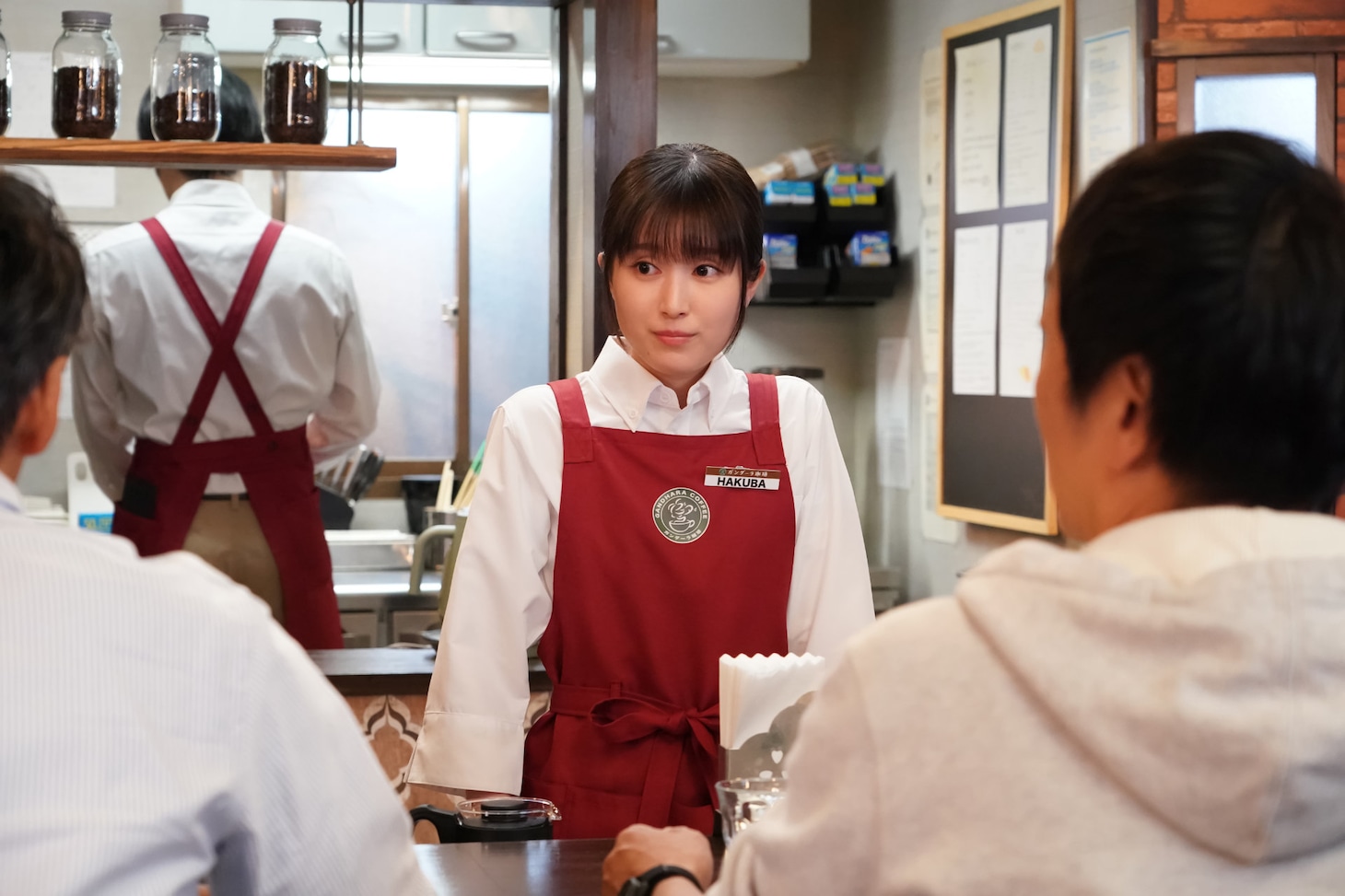 ドラマ「ラムネモンキー」で福本莉子が演じるカフェ店員・西野白馬