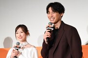 左から福原遥、福士蒼汰