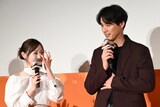 十明の歌声を聴いて感動する福士蒼汰（右）と福原遥（左）