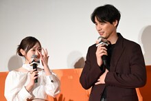 十明の歌声を聴いて感動する福士蒼汰（右）と福原遥（左）