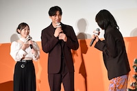 左から福原遥、福士蒼汰、十明