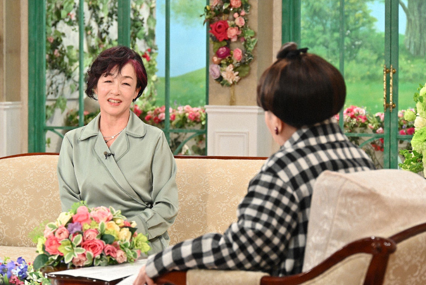 「徹子の部屋」12月10日放送回に出演するキムラ緑子（奥）