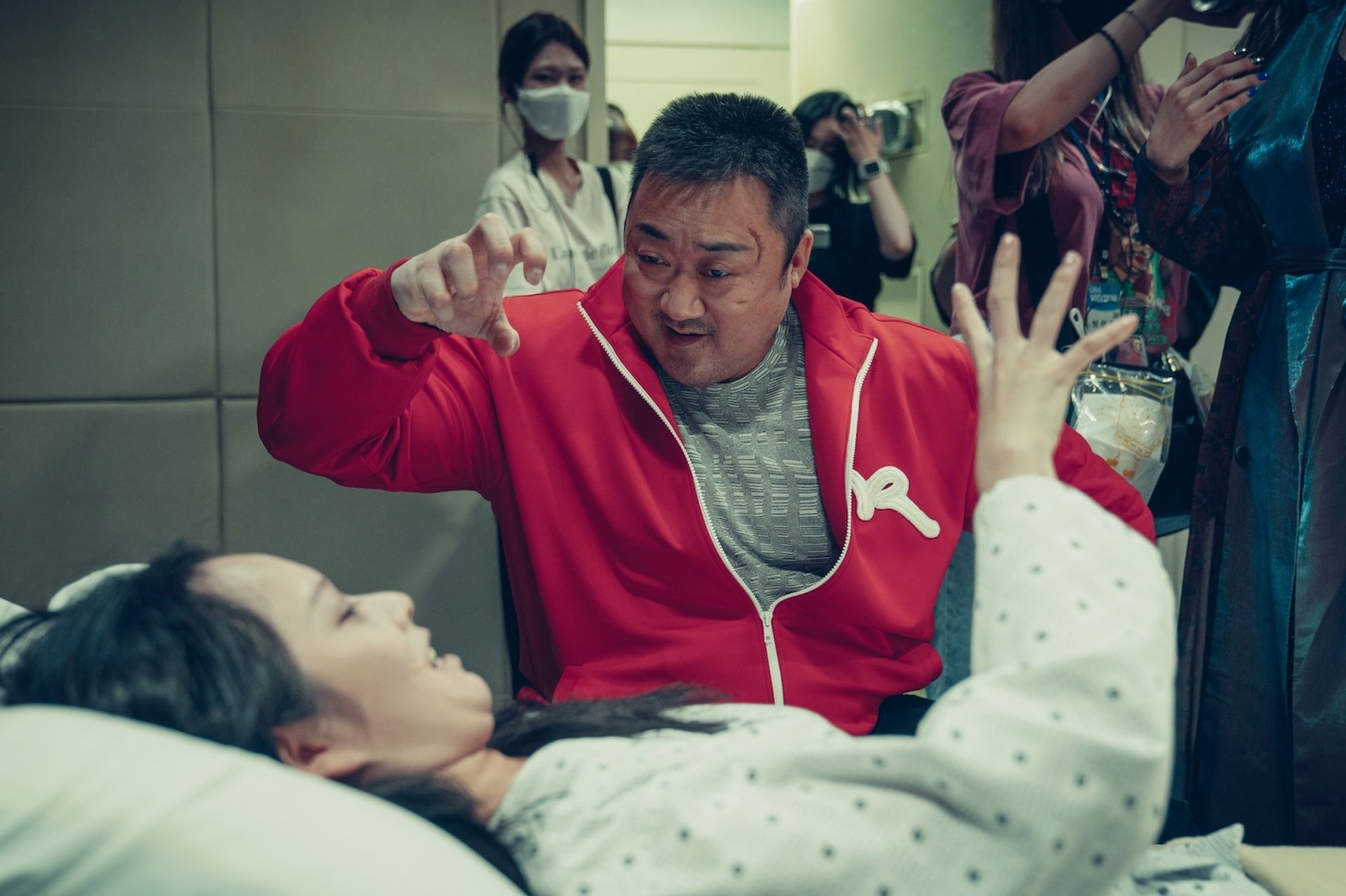 「悪魔祓い株式会社」メイキング写真。“悪魔ポーズ”をするマ・ドンソク（中央）とチョン・ジソ（手前）