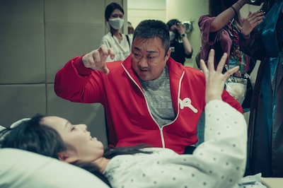 「悪魔祓い株式会社」メイキング写真。“悪魔ポーズ”をするマ・ドンソク（中央）とチョン・ジソ（手前）