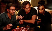 「これって生きてる？」場面写真。主人公アレックス（中央 / 演：ウィル・アーネット）と、コメディクラブの友人ボールズ（左 / 演：ブラッドリー・クーパー）、クリスティーン（右 / 演：アンドラ・デイ）