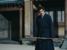 ドラマ「北方謙三 水滸伝」場面写真。佐藤浩市演じる王進（おうしん）は、禁軍の武術師範としてその名を馳せる人物