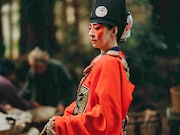 ドラマ「北方謙三 水滸伝」場面写真。松雪泰子演じる馬桂（ばけい）は、宋江のもとに仕える間者（スパイ）の1人であり、閻婆惜の母