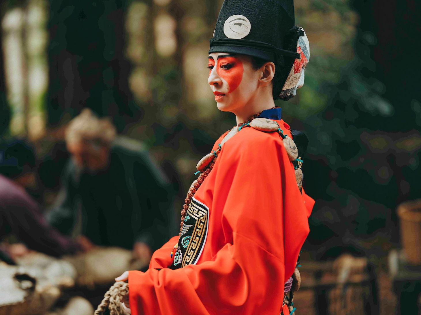 ドラマ「北方謙三 水滸伝」場面写真。松雪泰子演じる馬桂（ばけい）は、宋江のもとに仕える間者（スパイ）の1人であり、閻婆惜の母