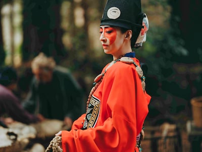 ドラマ「北方謙三 水滸伝」場面写真。松雪泰子演じる馬桂（ばけい）は、宋江のもとに仕える間者（スパイ）の1人であり、閻婆惜の母