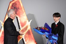 「アバター：ファイヤー・アンド・アッシュ」来日ジャパンプレミアより、緊張の面持ちでジェームズ・キャメロン（左）に対面した宮世琉弥（右）