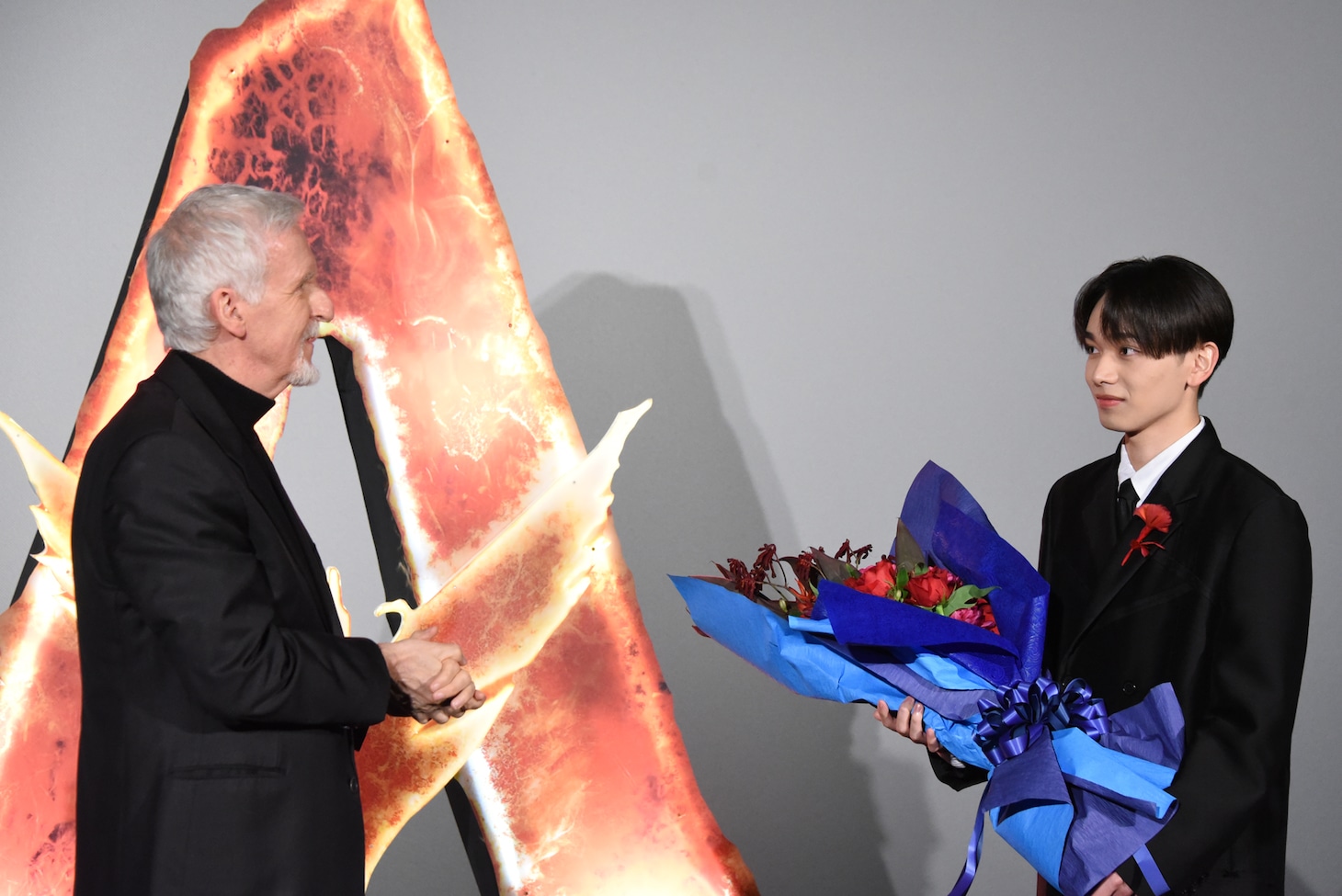 「アバター：ファイヤー・アンド・アッシュ」来日ジャパンプレミアより、緊張の面持ちでジェームズ・キャメロン（左）に対面した宮世琉弥（右）