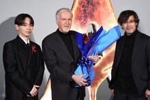 「アバター：ファイヤー・アンド・アッシュ」来日ジャパンプレミアの様子。左から宮世琉弥、ジェームズ・キャメロン、山崎貴