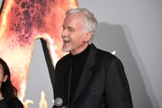 「アバター：ファイヤー・アンド・アッシュ」来日ジャパンプレミアより、宮世琉弥が自身の作品の大ファンだと知り、うれしそうなジェームズ・キャメロン