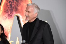 「アバター：ファイヤー・アンド・アッシュ」来日ジャパンプレミアより、宮世琉弥が自身の作品の大ファンだと知り、うれしそうなジェームズ・キャメロン
