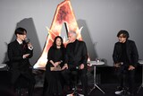 「アバター：ファイヤー・アンド・アッシュ」来日ジャパンプレミアの様子。左から宮世琉弥、ジェームズ・キャメロン、山崎貴