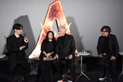 「アバター：ファイヤー・アンド・アッシュ」来日ジャパンプレミアの様子。左から宮世琉弥、ジェームズ・キャメロン、山崎貴