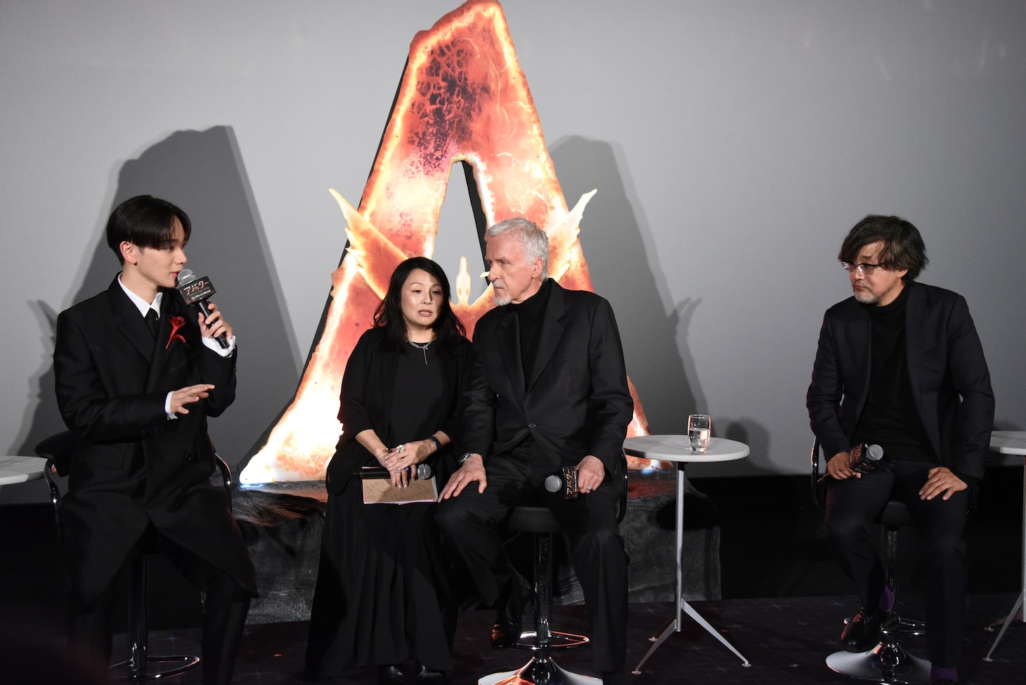 「アバター：ファイヤー・アンド・アッシュ」来日ジャパンプレミアの様子。左から宮世琉弥、ジェームズ・キャメロン、山崎貴