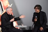 「アバター：ファイヤー・アンド・アッシュ」来日ジャパンプレミアより、「ゴジラ-0.0（ゴジラマイナスゼロ）」の情報が解禁済みか一瞬不安になり、監督の山崎貴（右）に確認するジェームズ・キャメロン（左）
