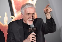 「アバター：ファイヤー・アンド・アッシュ」来日ジャパンプレミアより、「あとでテストがあるので、ちゃんと勉強しておいて！」と学生たちに向けてボケるジェームズ・キャメロン